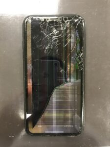 画面から落ちて液晶が壊れたiPhoneXR