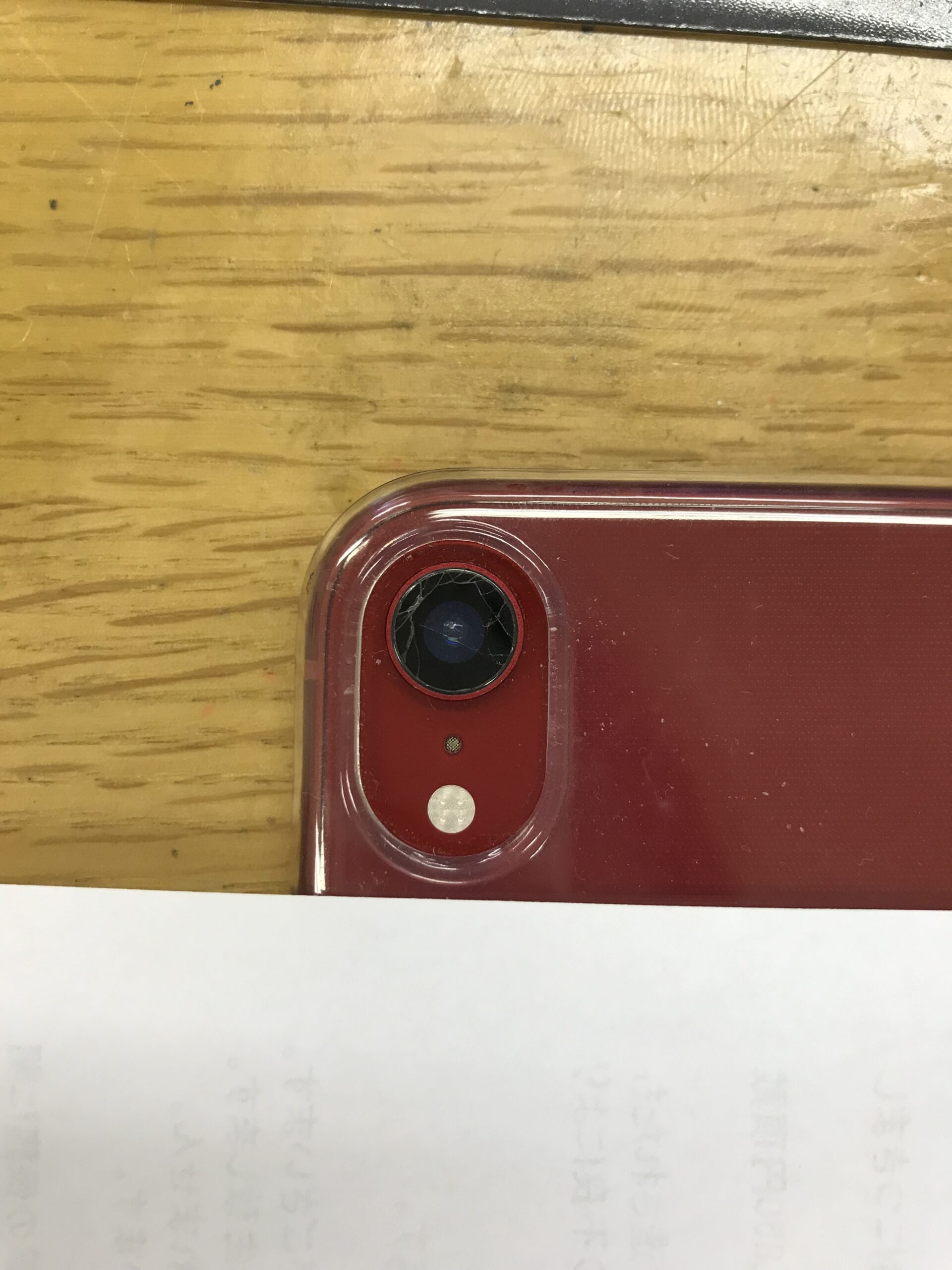 修理前のiPhoneXRのカメラレンズ