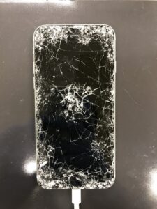 車に轢かれたiPhone8