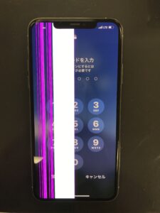 紫の縦線が入ったiPhone 11ProMAX