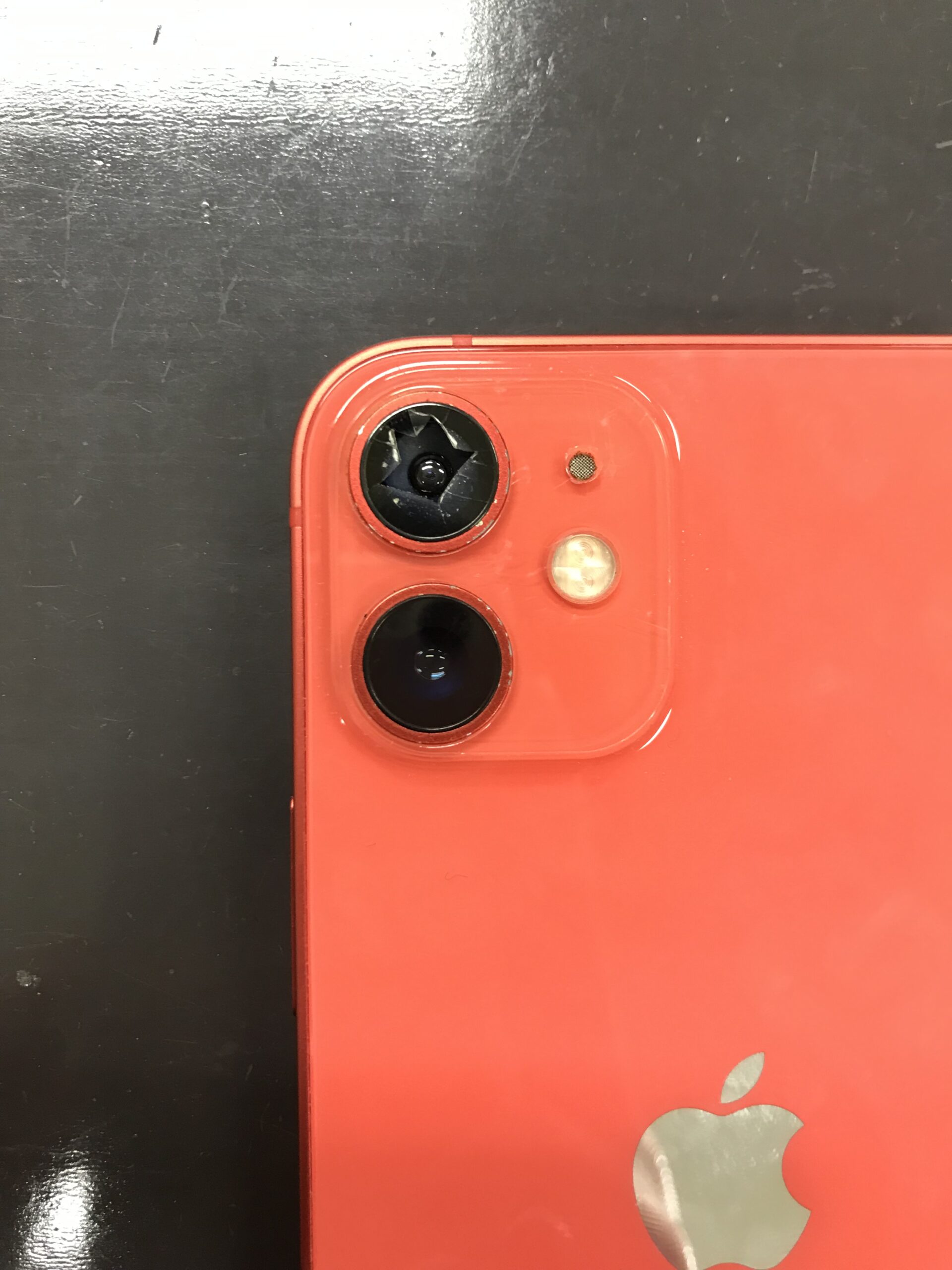 修理前のiPhone12miniのカメラレンズ