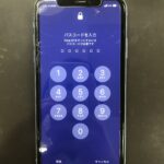 【アイフォンXR】画面のひび割れがカメラに映ってしまうiPhoneXRの修理