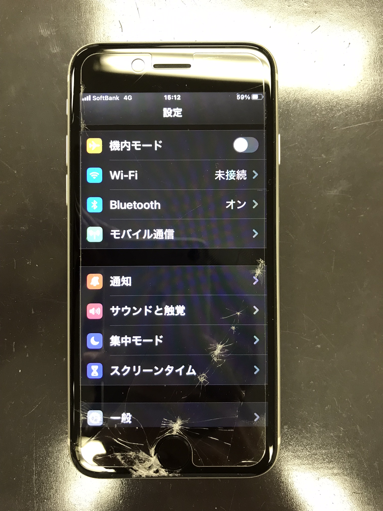 画面修理前のiPhoneSE第二世代
