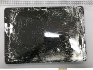 ガラスがバキバキに割れたiPad7