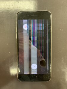 液晶が割れたiPhone SE3