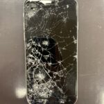 【アイフォン SE2】画面がバキバキに割れたiPhone SE2の修理