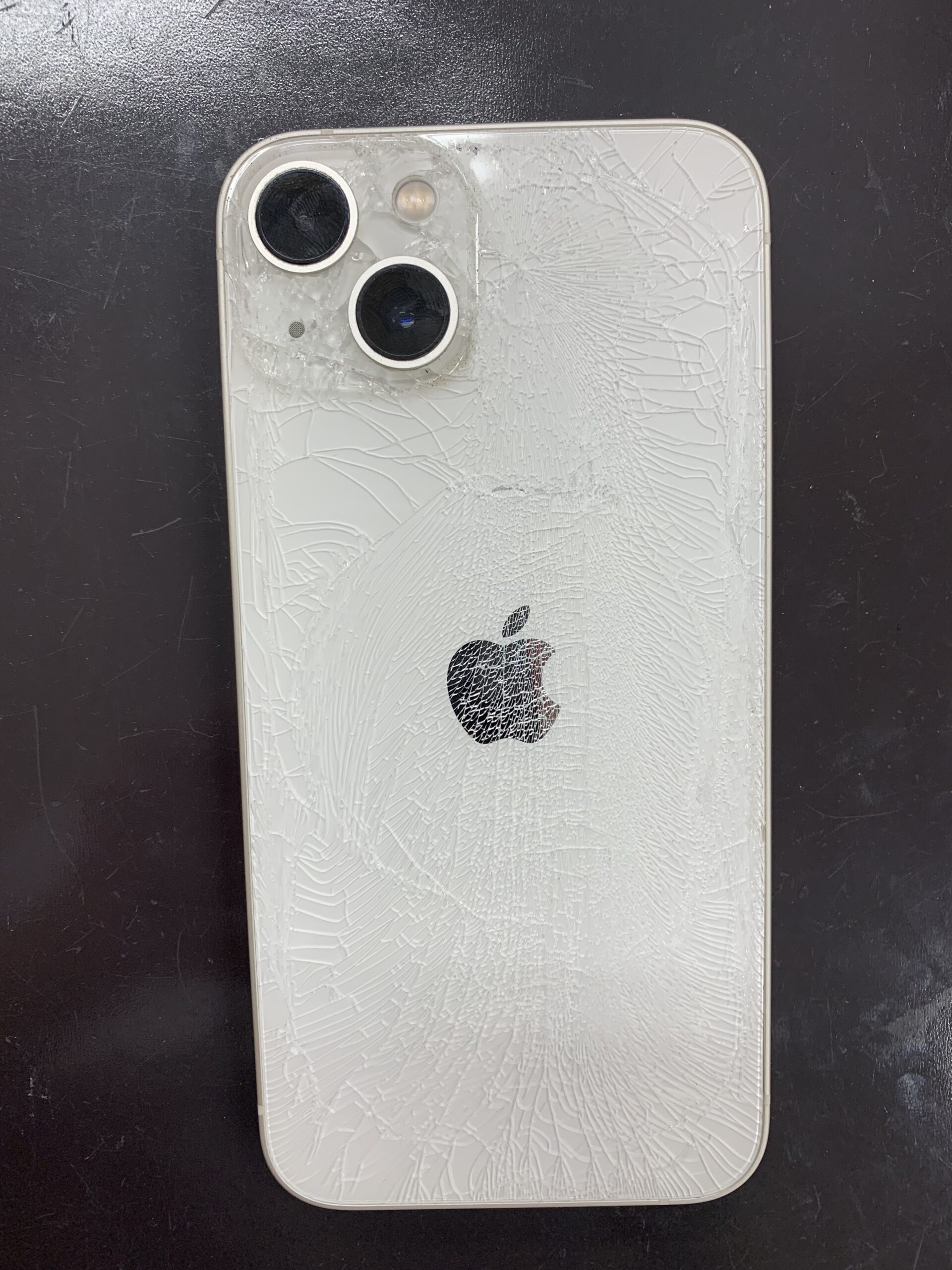 アイフォン13】背面がバキバキに割れたiPhone13の修理 – iPhone修理を 