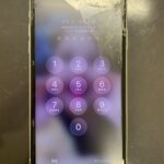 【アイフォン11】画面右上が深く割れているiPhone11の画面修理
