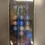 【アイフォンXR】画面上部が割れて液漏れが激しいiPhoneXRの画面修理