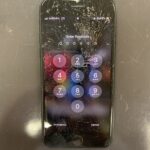 【アイフォンSE3】画面がバキバキに割れたiPhoneSE3の修理