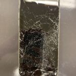 【アイフォン】画面全体が割れて何も映らなくなってしまったiPhoneSE第三世代の画面修理
